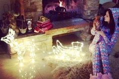 Уже хочу замотаться в гирлянду, накупить мандаринов, сесть под ёлку с бутылкой шампанского и слушать бой курантов.