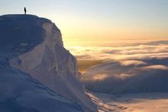 Человек, сидящий на вершине горы, не упал туда с неба.