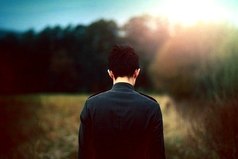 Если человек сам ушел из вашей жизни, удаляйте все - идиотские переписки, контакты, фотографии. Меняйте все пароли, маршруты по городу, привычки. Не нужно выискивать родную улыбку, запах, взгляд или знакомую куртку в автобусе. Потому что если человек захотел уйти ... Пусть уходит... целиком.