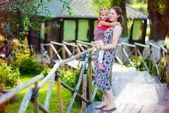 Носите на руках детей! Ведь, этот миг не долго длится, и он, увы не повторится, они становятся взрослей!!!