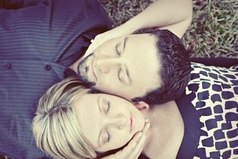 Чтобы иметь красивую и гордую осанку, женщина должна спать не на подушке, а на мужском плече.