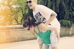 Понравился парень??? Подошла, закинула на плечо и унесла...