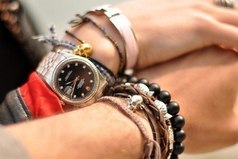 Он будет поворачивать руль коленом, держать телефон плечом, переключать скорости левой рукой, но мою ладошку он не отпустит.