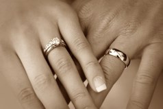 Обручальное кольцо надевают на безымянный палец правой руки, потому что это единственный палец, в котором есть вена, ведущая прямо в сердце..