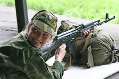 Милый служит на границе, я лечу к нему как птица! Поцелую и поздравлю и опять служить отправлю!