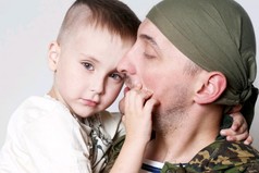 Настоящий мужчина ведет себя как защитник не только на 23 февраля.