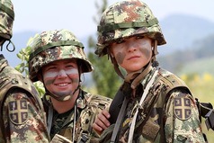 23 февраля самый сложный вопрос: кого следует поздравлять - мужика в юбке или бабу в штанах?