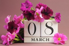 Подарки — это все ерунда, вот теплая погода и отличное настроение - нужные в празник вещи!