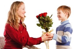 Какой подарок на 8 марта я запомню на всю жизнь? Когда мой 2-х летний малыш утром поцеловал меня и подарил все-все свои игрушки!