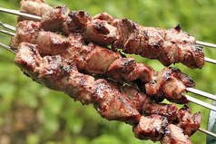 Шашлыки должен готовить мужик, потому что только мужик умеет насаживать и жарить