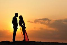 Если бы скамейки в парках умели писать, сколько прекрасных романов о любви мы бы прочитали!