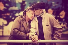 В понедельник я шла по той улице, где он живет; во вторник я ела его любимое мороженное; в среду я смотрела его любимый фильм; в четверг я купила его любимый журнал…скоро выходные, и еще столько всего я люблю в нем