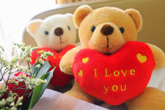 Кольцо на пальце не нимеет никакой связи со  счастливой любовью…Одно может существовать без другого…