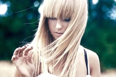 На месте блондинок я бы получше учила в школе химию. У некоторых из них последствия воздействия аммиака «на лицо», точнее «на голову».