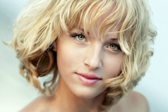 Две самые приятные вещи для мужчины: спать с блондинкой и рассказывать про неё анекдоты.