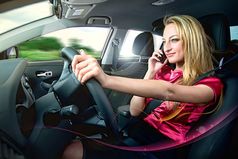 Ночной кошмар автомобилиста – светловолосая обезьяна за рулем с губной помадой в одной руке и гранатой в другой.