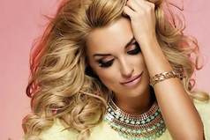 Одно дело перекрасить волосы в белый цвет, а другое – научиться не пользоваться мозгами, чтобы оправдать ожидания.