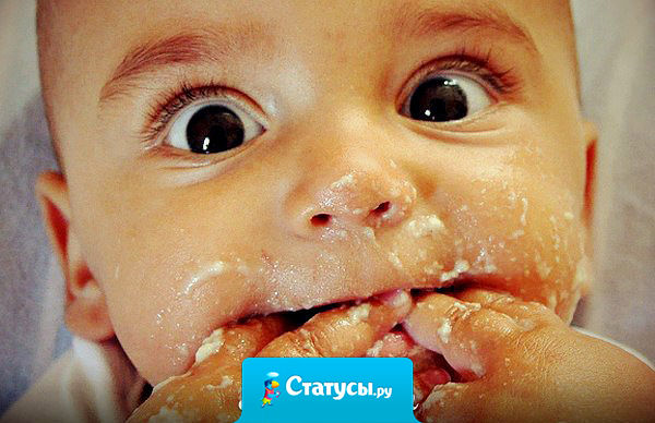 Сегодня муж, глядя на то как я спокойно кормлю сына кашей, которую тот размазывает по рукам, лицу, стульчику и игрушкам, спрашивает меня на полном серьезе: 