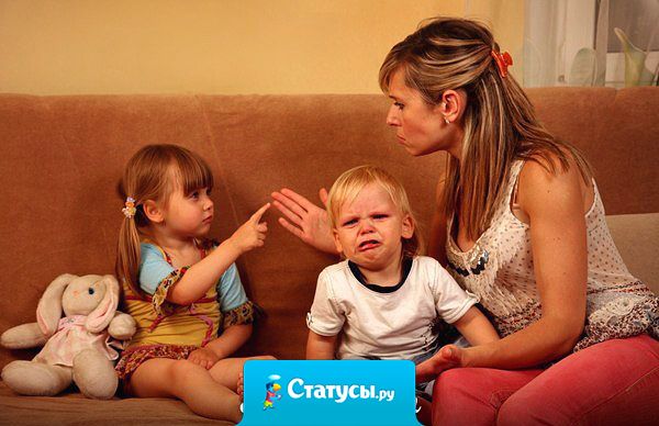 У родителей разные взгляды на собственного ребенка. Мама ругает дочь за то, что она кидается камнями. Папа ругает дочь за то, что она при этом не попадает в цель