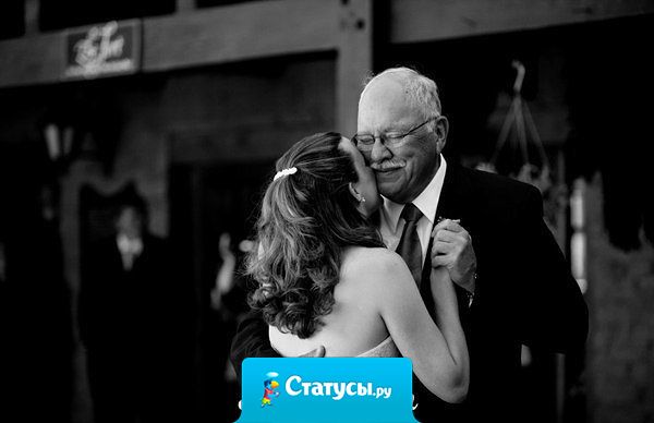 Мой папуля помогает мне худеть. Каждый раз, когда он застукивает меня ночью с едой у холодильника, как про между прочим говорит: 