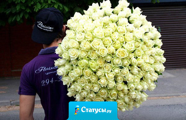 Иду сегодня по улице, слушаю музыку, настроение отличное, тут подбегает совершенно незнакомый парень и вручает мне букет цветов! Только вечером я узнала, что в городе проходил негласный флешмоб 