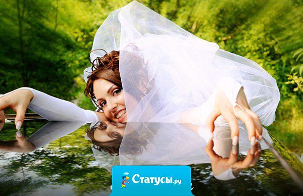 Такую страшную куклу посадили на эту свадебную машину. А нет, это невеста в люк высунулась