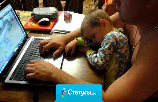 Чем занимается аист, после того, как принёс ребёнка? Он лежит на диване, смотрит телевизор, 