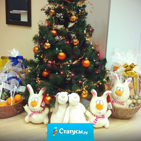 - Мама, ёлка горит! - Сынок, не горит, а сияет - Мама, уже шторы сияют