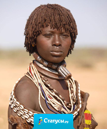 C такой зарплатой как в России,  надо жить в Африке! Трусики, бусики и красавица!