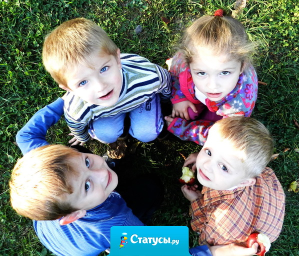 Друзья детства — это тe люди, которые помнят тебя мaленькой в цветных колготках, нe накрашенной и с косичками.