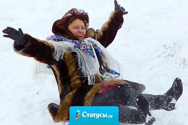 Только русские женщины в норковых шубах в магазине набирают из ящика грязный картофель.