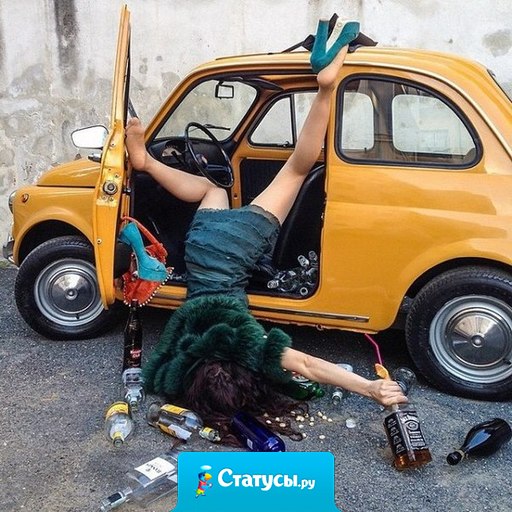 Гаишник тормозит машину, оттуда вываливается в хлам пьяная дама, выплевывает на дорогу конфету и говорит: 