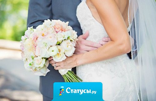 Как хорошо быть чьей-то навсегда. И знать, что это не слова пустые. Как хлеб делить и душу и года. Глядеть в глаза безмерно дорогие. Как хорошо быть чьей-то навсегда. И знать, что не оставит, не обманет. И вытащит из под любого льда. И никогда любить не перестанет...