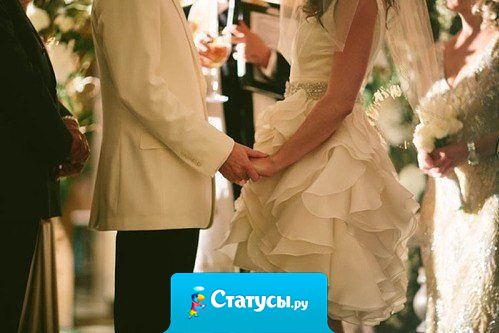 Мужчина должен быть у женщины в сердце, в мыслях и в душе. А под каблуком у неё должна быть набойка.