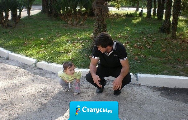 - Сынок,ты куда смотришь? - Тихо пап, девчёнки идут.