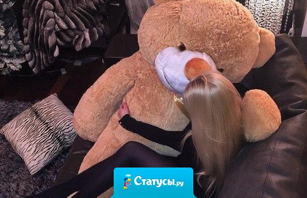 Я с врагами не воюю, я всю жизнь от них кайфую. Обожаю эти слухи, продолжайте в том же духе... Я хоть в курсе, как живу, с кем бываю, с кем дружу... На таких не обижаюсь, им в ответ я улыбаюсь. И походкой от бедра. Вся такая я пошла!