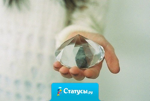 Один не разберёт, чем пахнут розы. Другой из горьких трав добудет мёд. Дай хлеба одному – на век запомнит. Другому жизнь пожертвуй – не поймет.