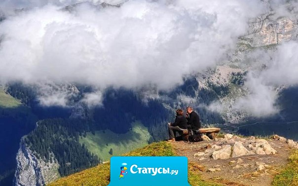 Так бывает: когда ты в беде, внезапно приближаются те люди, которых ты раньше едва знал, и исчезают многие из тех, кто прежде был якобы близок. Может, и хорошо, что так. Иначе бы не разобрались.