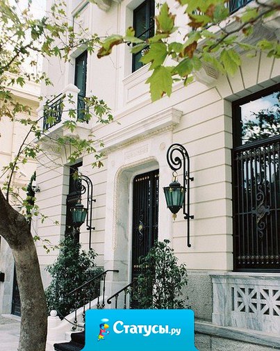 Чем дольше медлишь у двери, тем более чужим становишься.