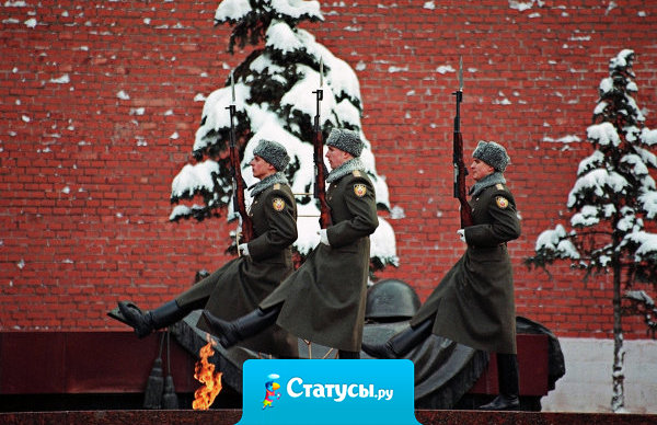 В Кремле из-за жары отменили развод караулов, развод остального российского народа будет продолжаться в прежнем режиме. 