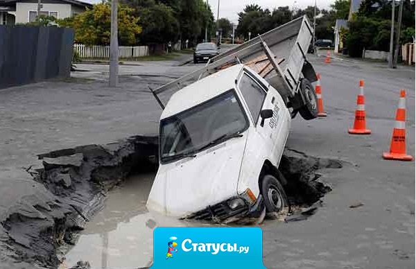 Эта страна похожа на постапокалиптический мир. У всех планшеты, гарнитуры и прочие гаджеты, а вокруг лежит говно и плохие дороги. 