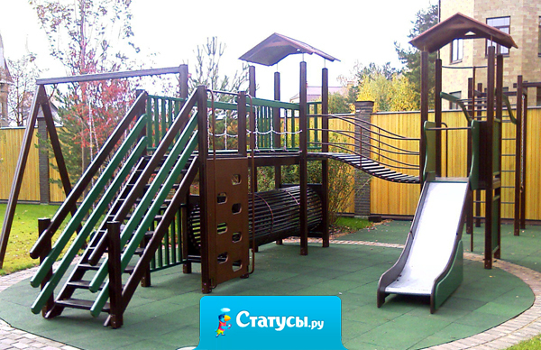 Проигравший на выборах депутат обиделся и забрал построенную детскую площадку обратно к себе на дачу.