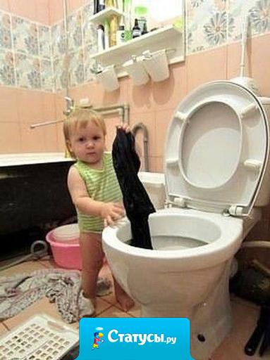 Хозяюшка растет!!! Постирала папе футболку.