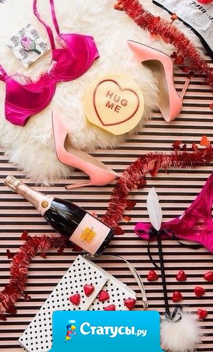 В верхнем ящике стола у меня всякий хлам, которым я не пользуюсь. Особенно бросаются в глаза трудовая, загранпаспорт и красный диплом!