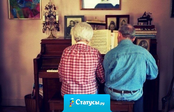 Семейная пара играет на фортепиано в четыре руки. Они вместе уже 72 года. И они достойны твоего лайка.