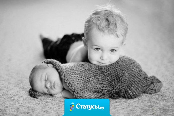 Мама успокаивает плачущую новорожденную малышку, рядом 5-летний сын, спрашивает: - Мам, что она все время плачет? Мама: Ну, сынок, может у нее болит что-нибудь! Сын удивленно: - Да что там может болеть? У нее же все новое!!!