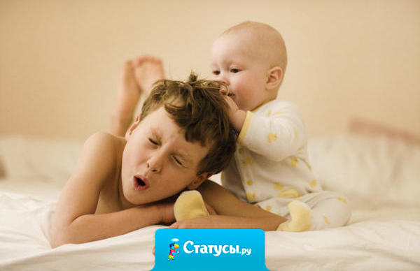 Младший брат, когда видит целующихся по телевизору, думает, что парень ест девушку. Надо что-то делать…